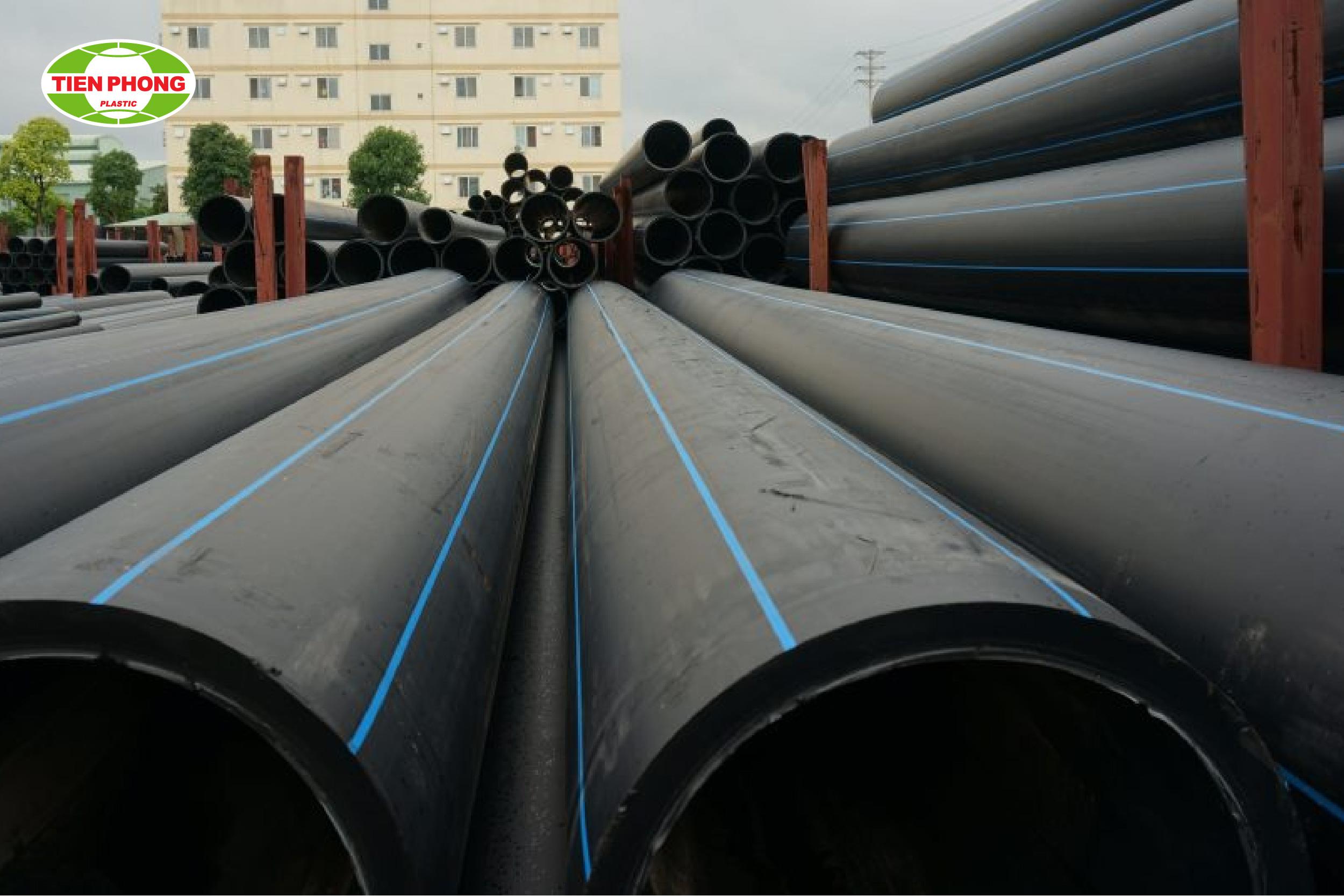 Chi tiết kỹ thuật mối nối giữa màng HDPE và đường ống thoát nước, minh họa phương pháp hàn nhiệt hoặc sử dụng phụ kiện chuyên dụng để đảm bảo độ kín và bền vững cho hệ thống.